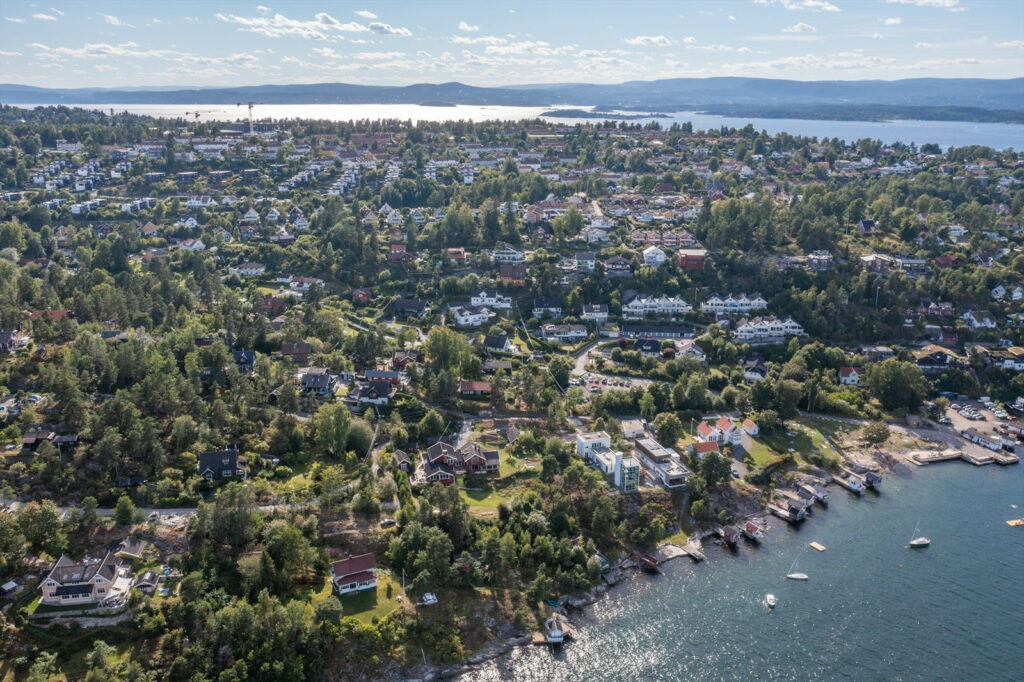 Landlig beliggenhet ved fjorden kombinert med nærhet til Oslo har gjort Nesodden populært for pendlere.