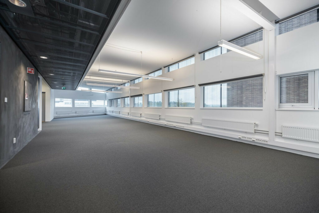 Lokaler i 2. etasje består i dag av åpent kontorlandskap med store vindusflater, men kan skreddersys etter leietakers ønsker.