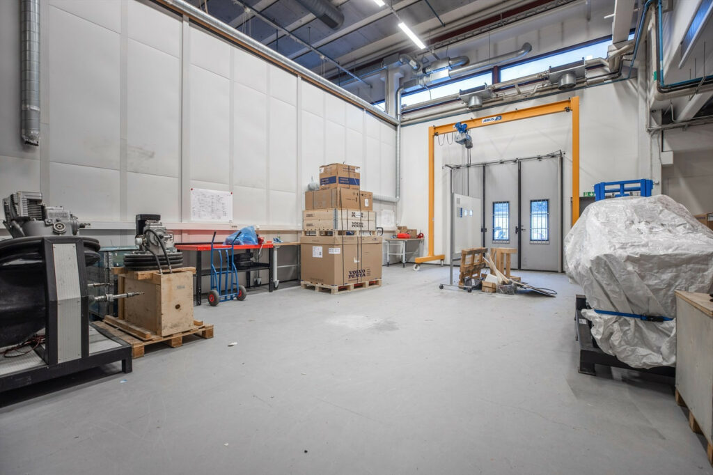 Lokaler for produksjon, verksted og lager med fri takhøyde på 7,7 meter.